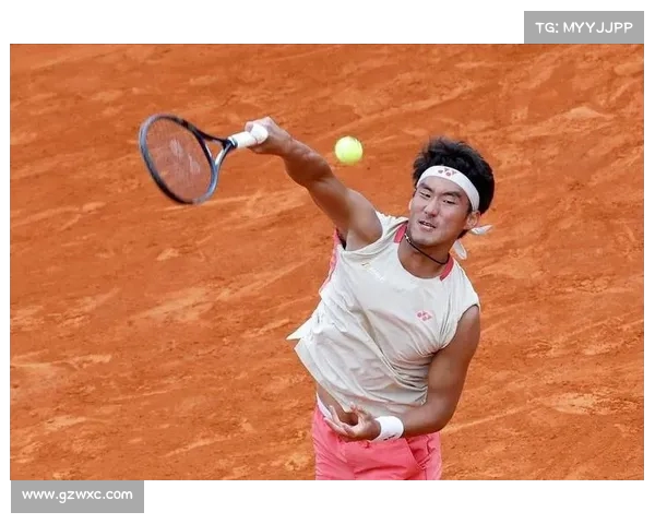 网球赛场突发意外惊险瞬间 球员应对策略与赛场反应解析